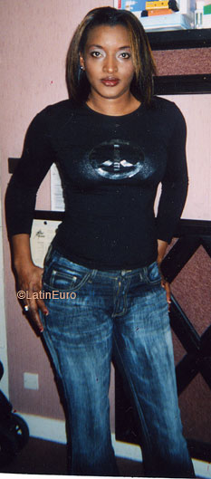 Date this happy France girl Idrissa from  N3025