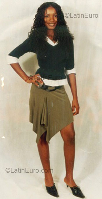 Date this nice looking Cameroon girl Laure Ernestine from Yaounde CM17