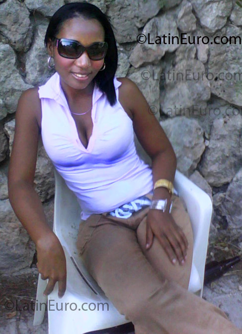 Date this foxy Dominican Republic girl Welseyi from Barahona DO3395