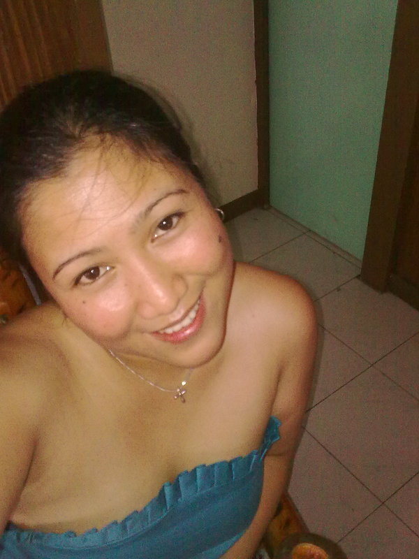 Date this charming Philippines girl Laleine from Victorias PH299