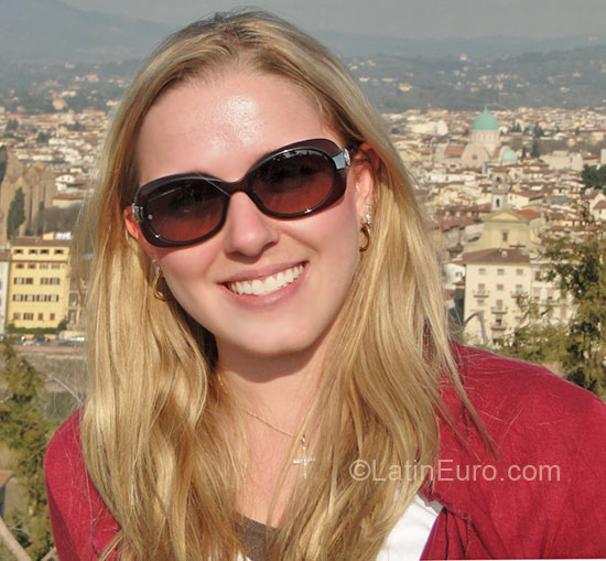 Date this happy Brazil girl Larissa from Curitiba BR4109