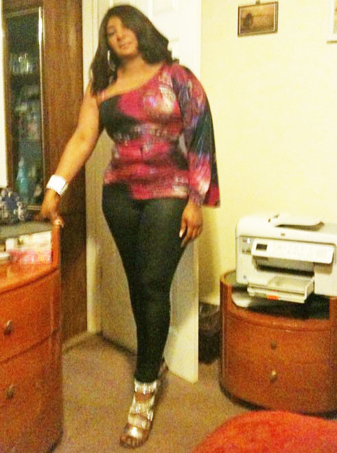 Date this tall United States girl Santy from Danbury US8365