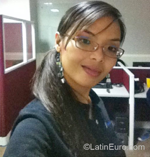 Date this athletic Philippines girl Iris from Manila PH457