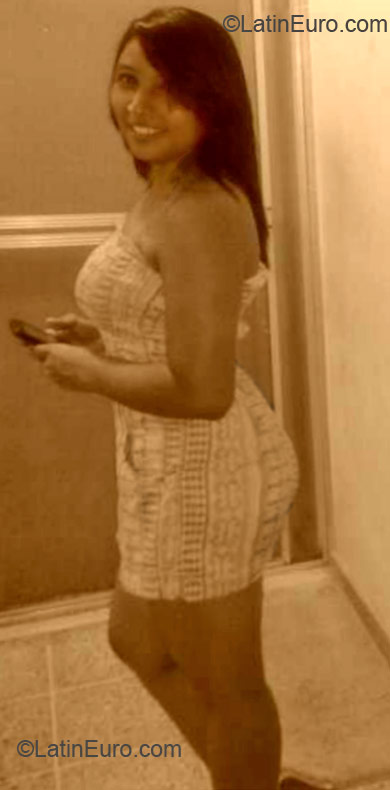 Date this nice looking Honduras girl Yonelin from El Progreso Yoro HN718