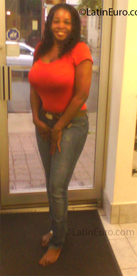 Date this voluptuous Canada girl Yesenia from Toronto CA552