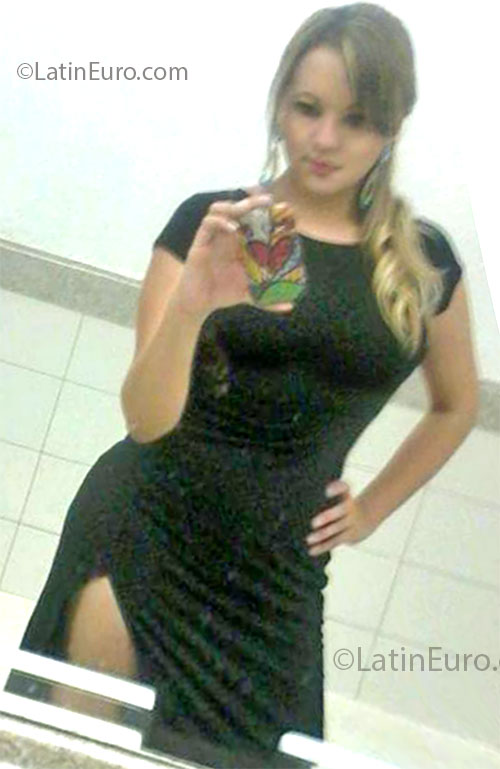 Date this good-looking Brazil girl Carol from Goiania BR7497