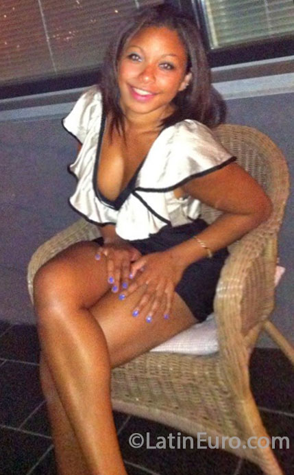 Date this charming Brazil girl Rayara from Brasilia BR8093