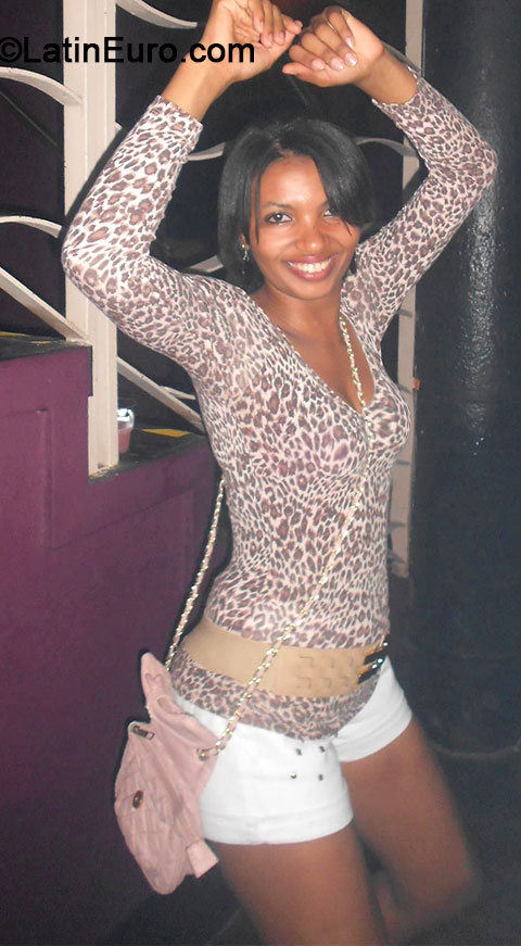 Date this pretty Brazil girl Fernanda from Belo Horizonte BR8297