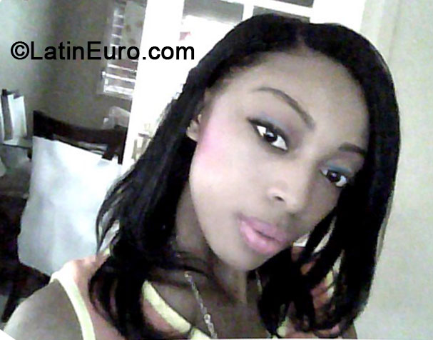 Date this happy Jamaica girl Paris from Kingston JM1461