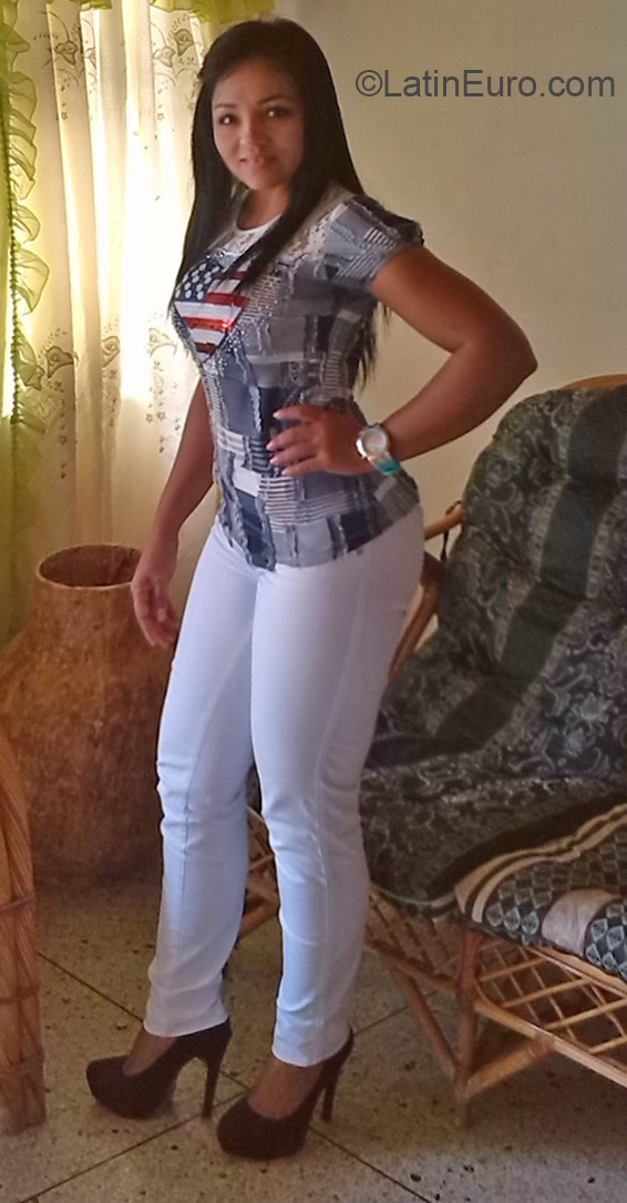 Date this nice looking Venezuela girl Alba from Merida VE640