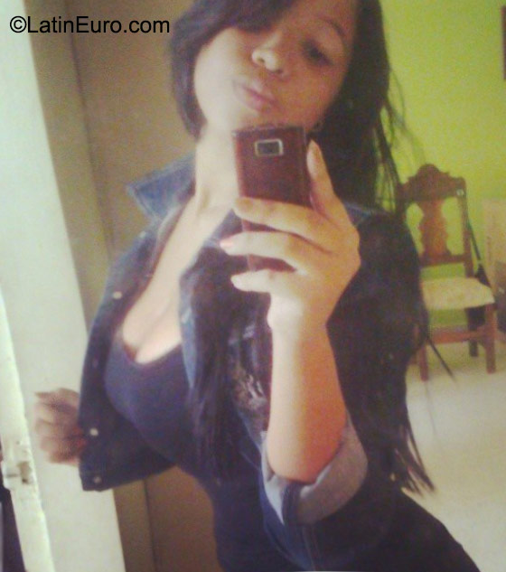 Date this attractive Venezuela girl Fandi from Caracas VE631