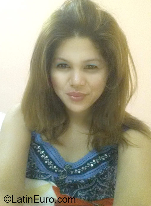 Date this young United Arab Emirates girl Dynia from Dubai AE44