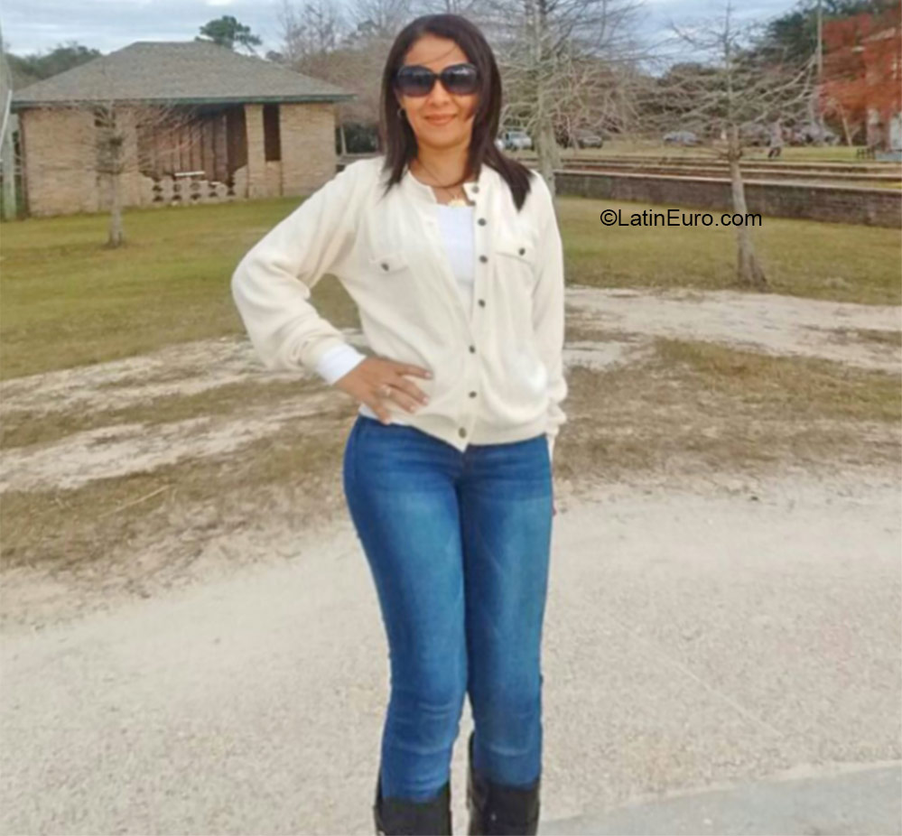 Date this tall Panama girl Catia from David PA835