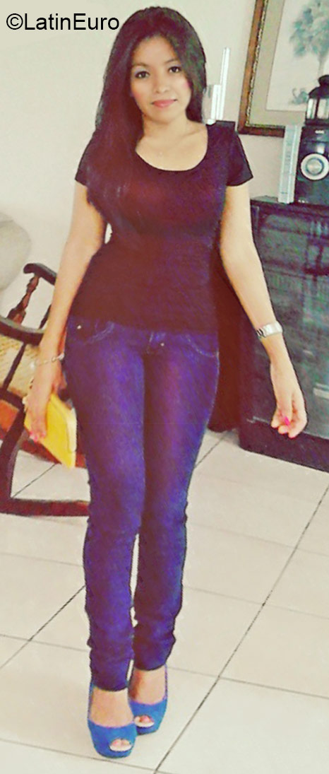 Date this voluptuous Honduras girl Reyna from La Ceiba HN1927