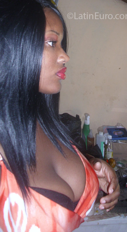 Date this good-looking Jamaica girl Tina from Kingston JM2249