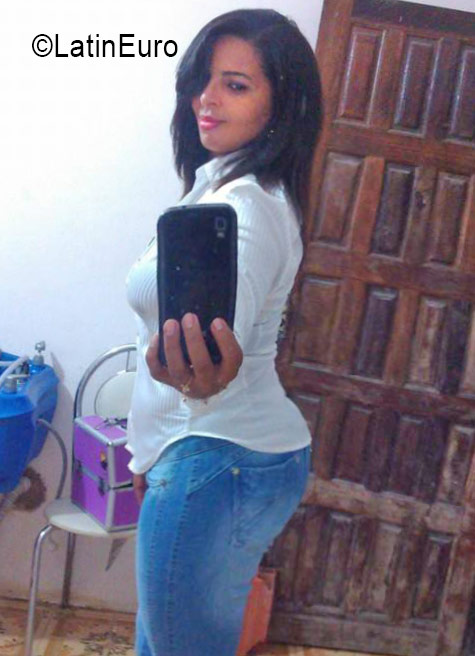 Date this athletic Brazil girl Sandra from Salvador BR9779