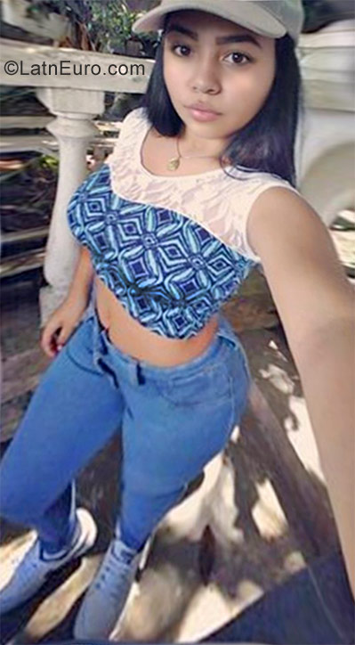 Date this nice looking Venezuela girl Liiana from Caracas VE804