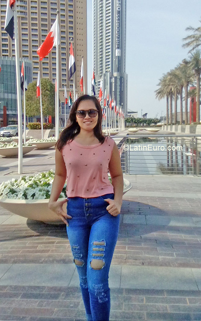 Date this charming United Arab Emirates girl Cristy from Dubai AE52