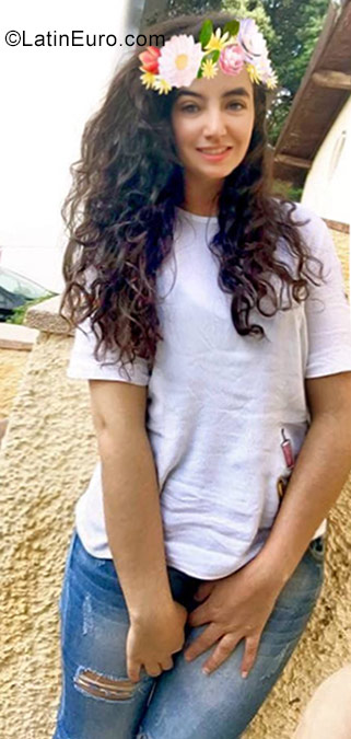 Date this foxy Morocco girl Zahira from Ifrane MA25