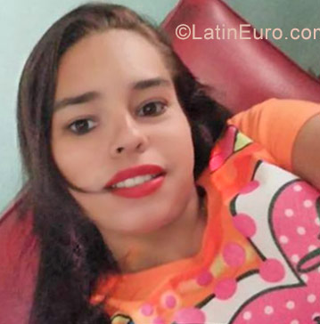 Date this nice looking Cuba girl Aylen from Bayamo CU111