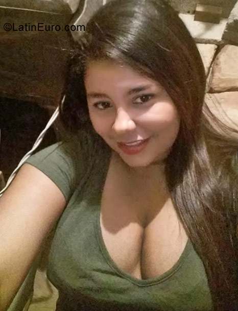 Date this attractive Colombia girl Juli from Santa Marta CO22395