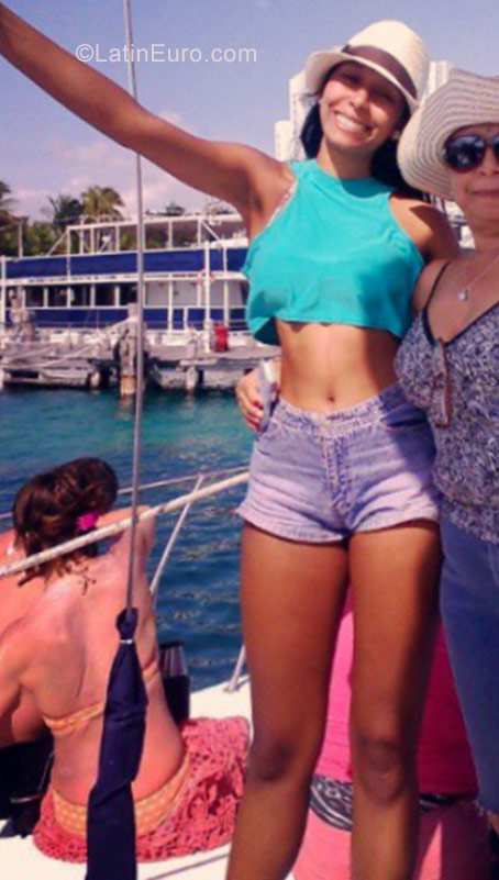 Date this gorgeous Venezuela girl Irina Zenir from Arenilla VE972