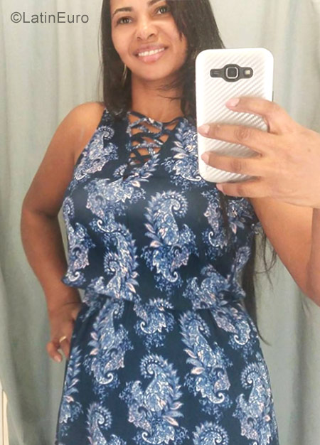 Date this hard body Brazil girl Cassia from Vitoria BR10329