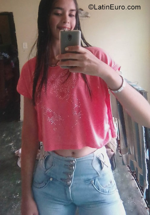 Date this cute Venezuela girl Andrea Sthefani from Valera VE1212