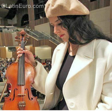 Date this good-looking Brazil girl Leah from Curitiba BR10438