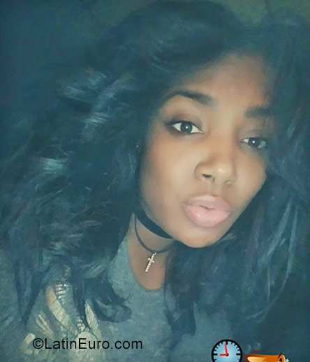 Date this tall United States girl Paola from East Chicago DO31558