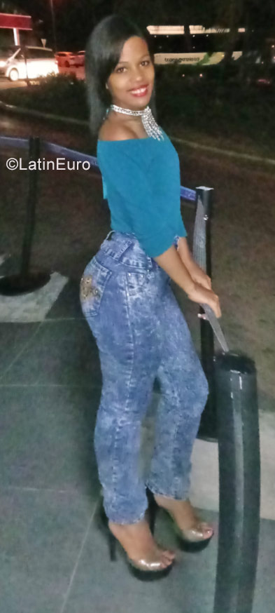 Date this happy Cuba girl Lindsey from Havana CU247