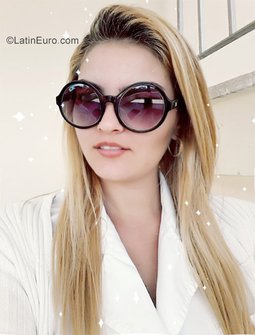 Date this stunning Cuba girl Yenifer from Cienfuegos CU259
