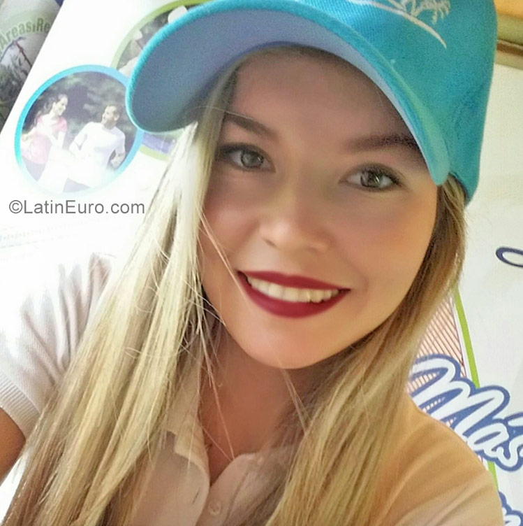 Date this gorgeous Bolivia girl Dorinkia from Santa Cruz BO38