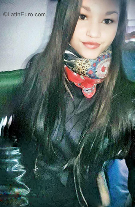 Date this voluptuous Argentina girl Laura from Buenos Aires AR133