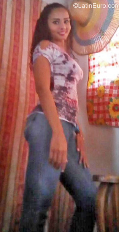 Date this georgeous Venezuela girl Nahomi from Maracay VE1542