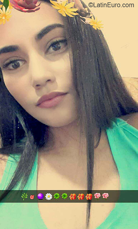 Date this hard body Venezuela girl Engerlie from Maracaibo VE1771