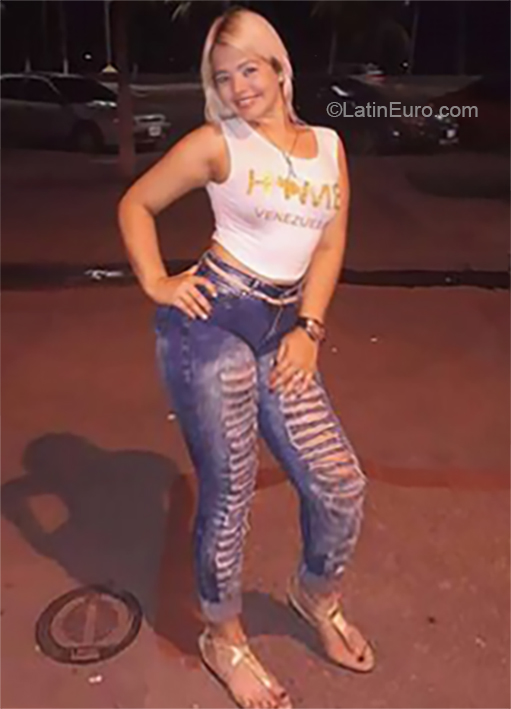 Date this athletic Venezuela girl Ivana from Cabimas VE1720