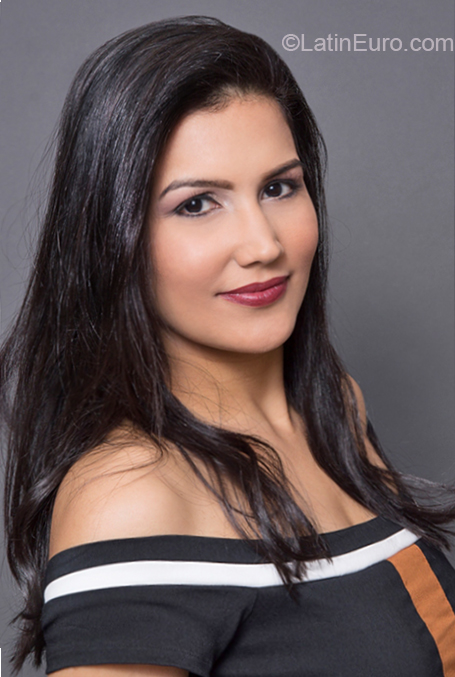 Date this good-looking Brazil girl Thais from Rio De Janeiro BR10590