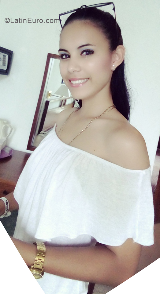 Date this attractive Cuba girl Arachely from Holguin CU362