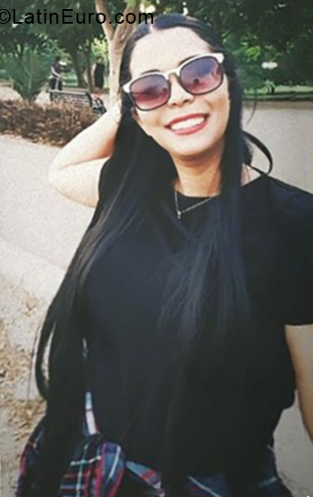 Date this hot Ecuador girl Adri from Quito EC274