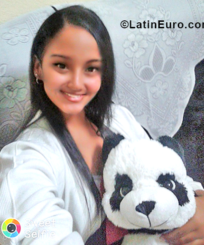 Date this fun Cuba girl Maciel from Havana CU378