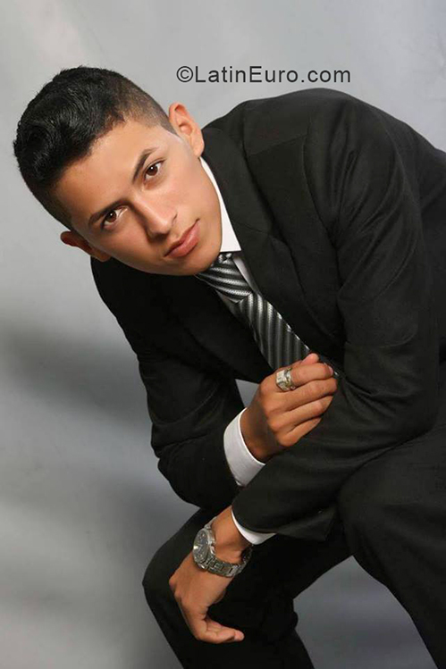 Date this sultry Dominican Republic man Derby from Santo Domingo DO33361