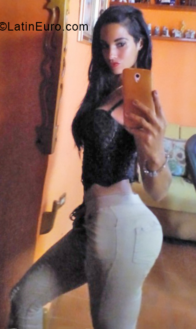 Date this fun Cuba girl Adianne from Havana CU434