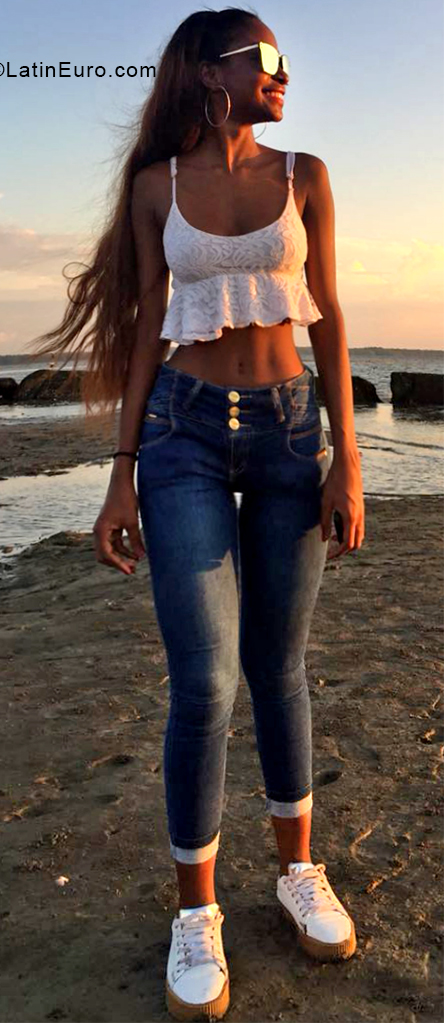 Date this happy Colombia girl Lina from Cali CO24660