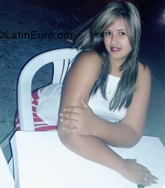 Date this nice looking Colombia girl Marina from Cartagena CO24753