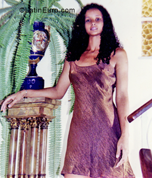 Date this voluptuous Cuba girl Mary from Havana CU481