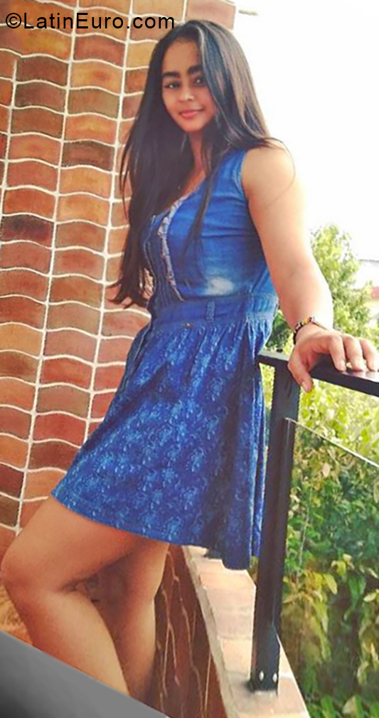 Date this hot Colombia girl Damariz from Bogota CO25038