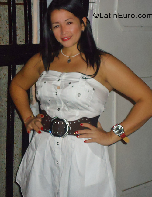 Date this attractive Venezuela girl Madelayne from Caracas VE2194