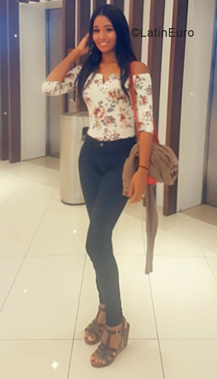 Date this charming Dominican Republic girl Isa from Santo Domingo DO34314