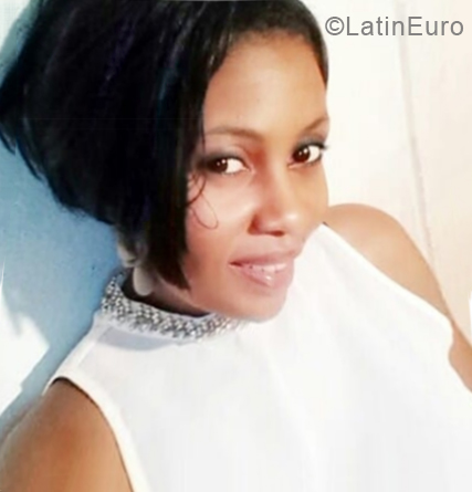 Date this charming Dominican Republic girl Santa from Santo Domingo DO34358